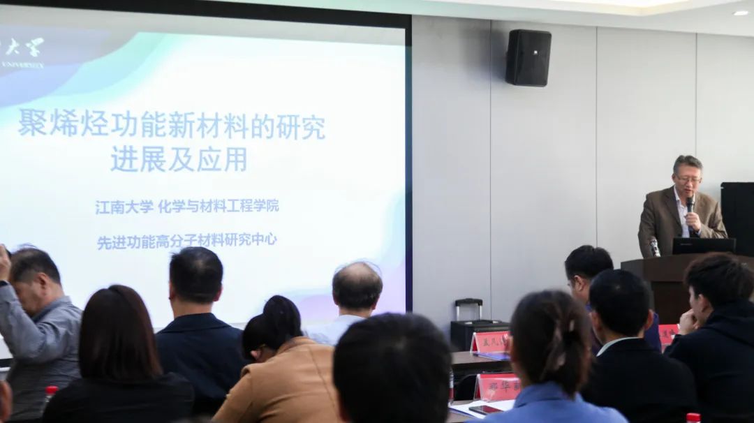 江南大学化学与材料工程学院教授、博士生导师王世波.jpg